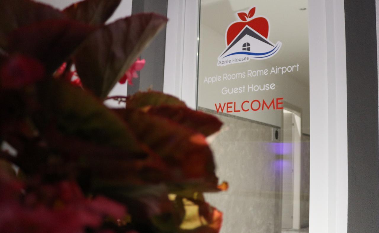 Apple Rooms Rome Airport Fiumicino Luaran gambar The entrance to the airport's guest house