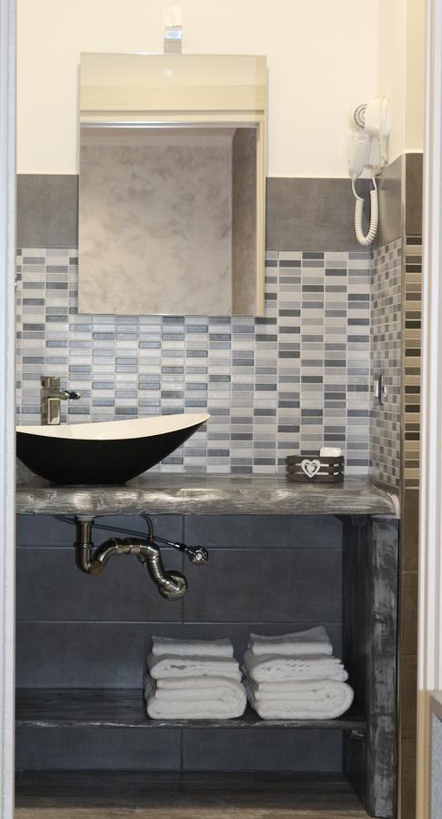 Apple Rooms Rome Airport Fiumicino Luaran gambar A modern bathroom