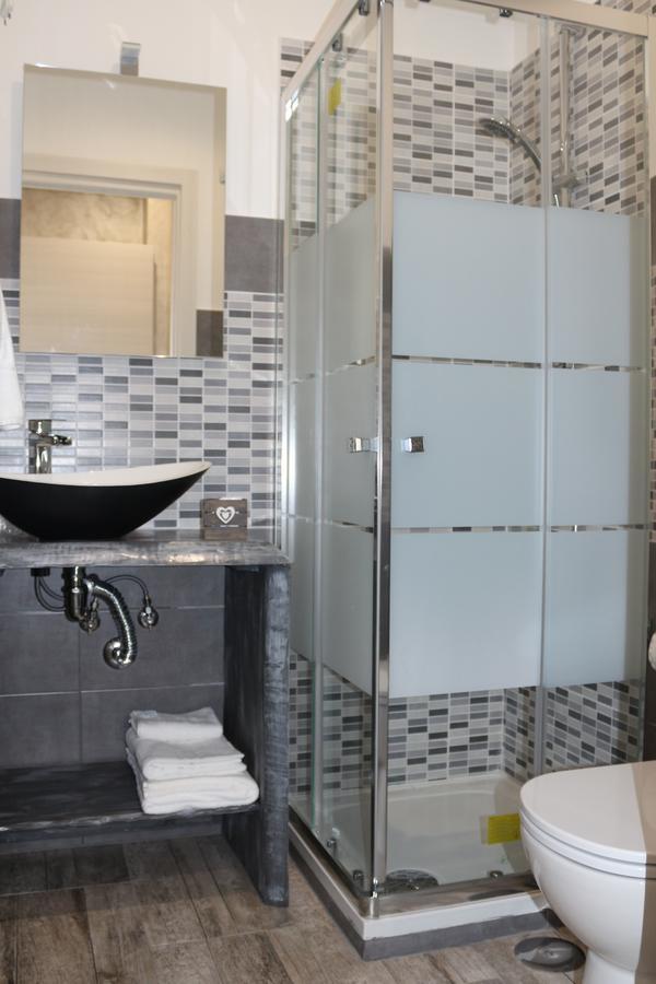 Apple Rooms Rome Airport Fiumicino Luaran gambar A shower enclosure