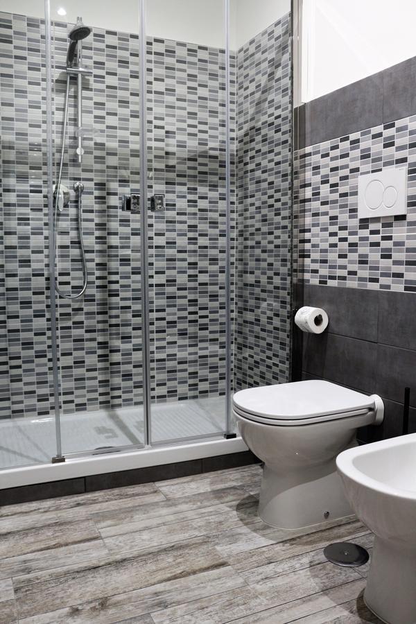 Apple Rooms Rome Airport Fiumicino Luaran gambar A shower cubicle