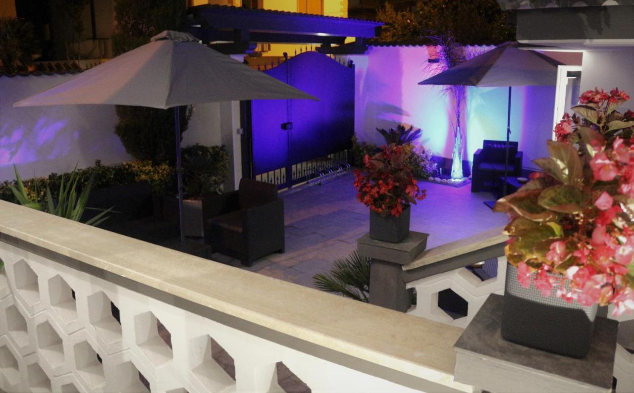 Apple Rooms Rome Airport Fiumicino Luaran gambar The Terrace at the Beverly Hills Hotel