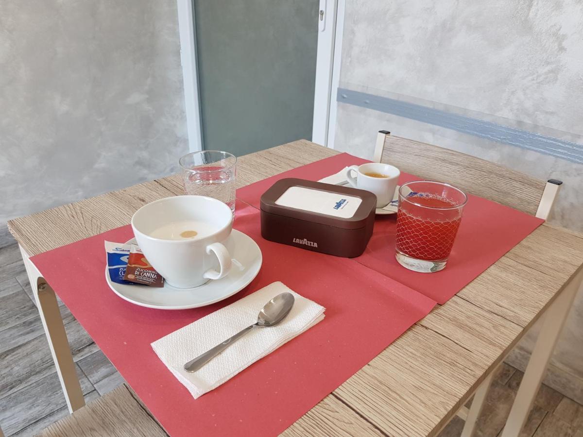 Apple Rooms Rome Airport Fiumicino Luaran gambar A typical Italian breakfast