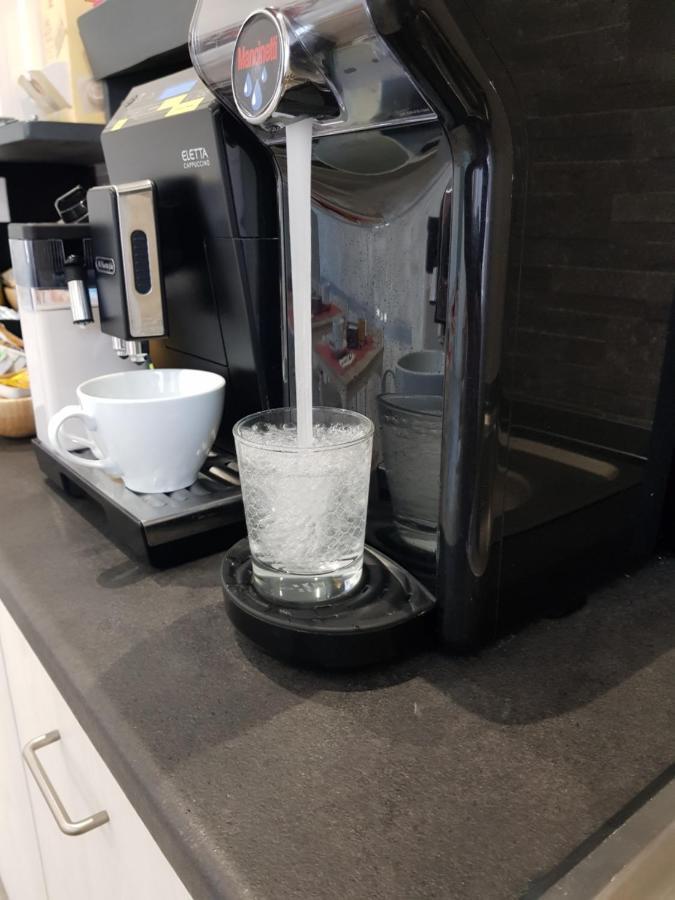 Apple Rooms Rome Airport Fiumicino Luaran gambar A water dispenser
