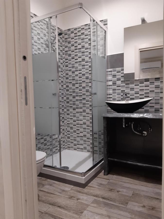Apple Rooms Rome Airport Fiumicino Luaran gambar A shower cubicle