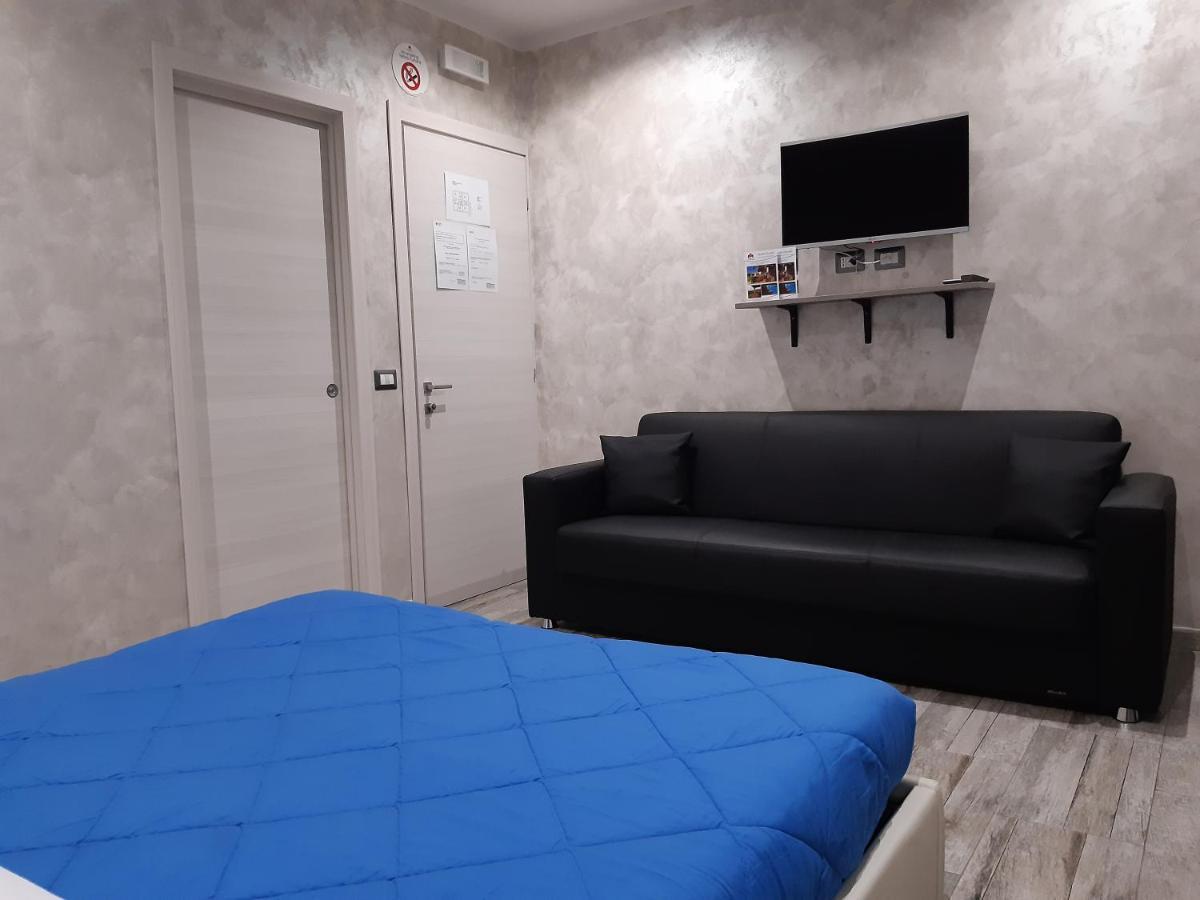 Apple Rooms Rome Airport Fiumicino Luaran gambar A room at the station